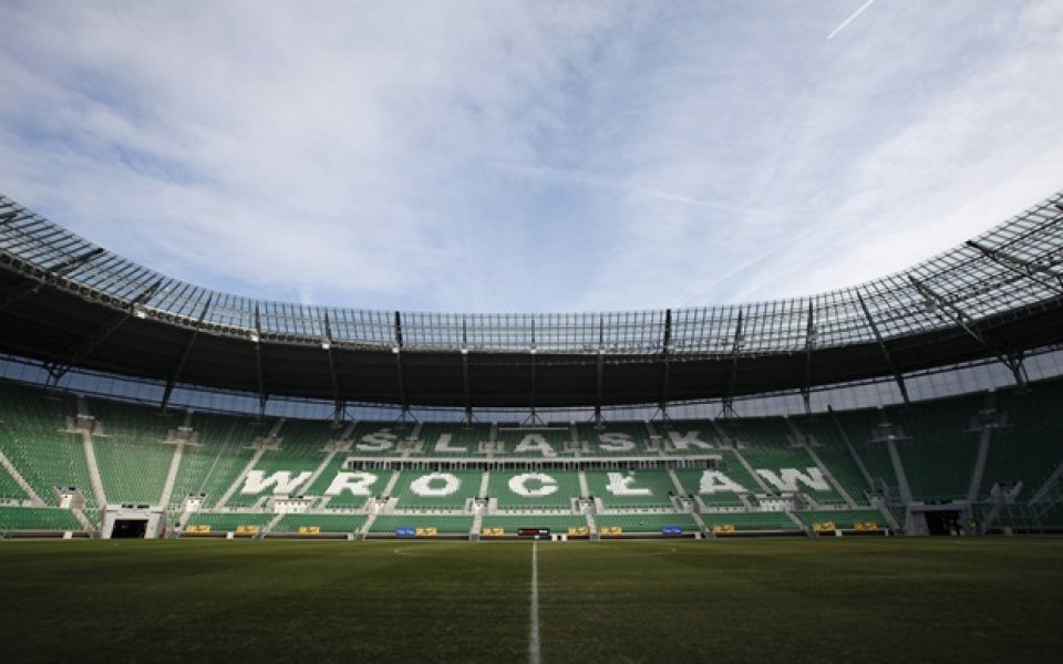 УЕФА обучава Полша и Украйна как да поддържат тревата на стадионите за Евро 2012