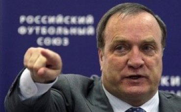 Решено: Дик Адвокаат ще тренира Манолев от юни