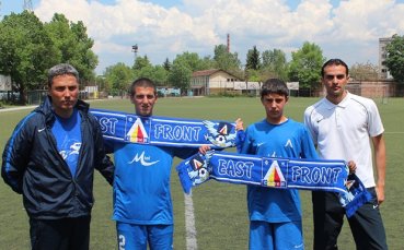 СНИМКИ: Фенове на Левски наградиха деца от школата на рождения ден на Гунди