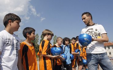 Старокин зарадва малчугани в столично училище