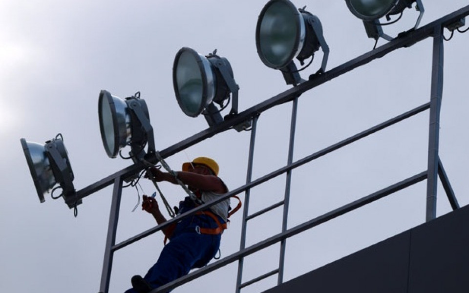 СНИМКИ: 178 лампи ще осветяват „Лудогорец Арена”
