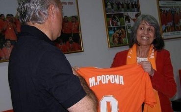 Стоичков подари на Маргарита Попова футболна фланелка с номер 8