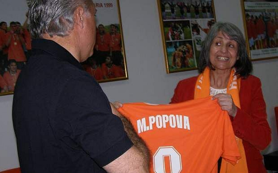 Стоичков подари на Маргарита Попова футболна фланелка с номер 8