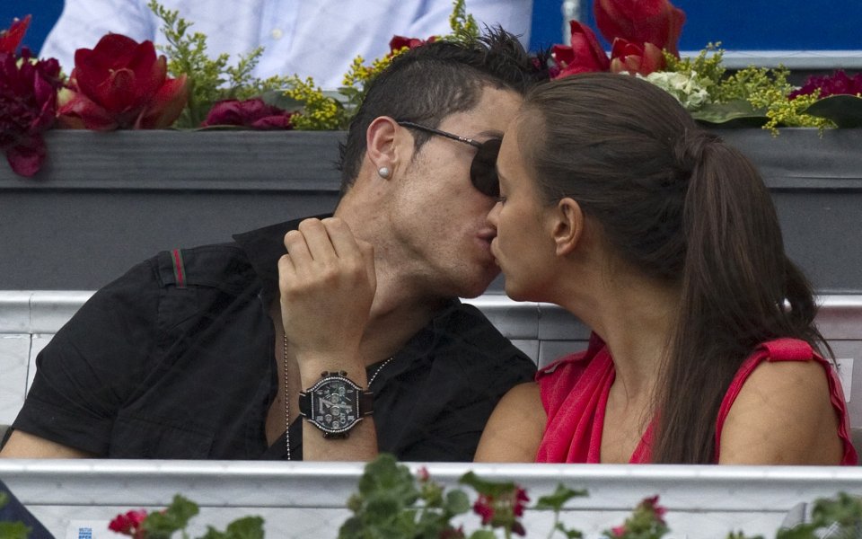 СНИМКИ: Страстната целувка между Кристиано и Ирина