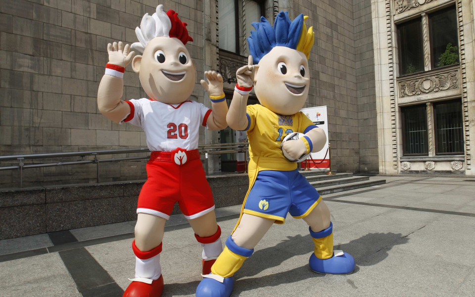Феновете избраха девизи на отборите си за Евро 2012