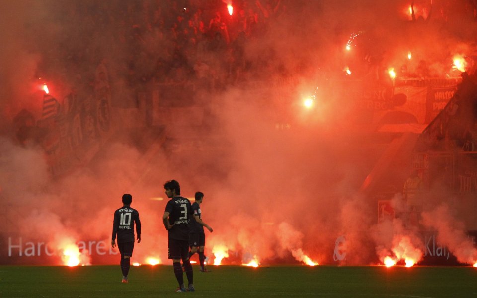 ВИДЕО: Хаос, феновете на  Фортуна Дюселдорф не изчакаха края на мача