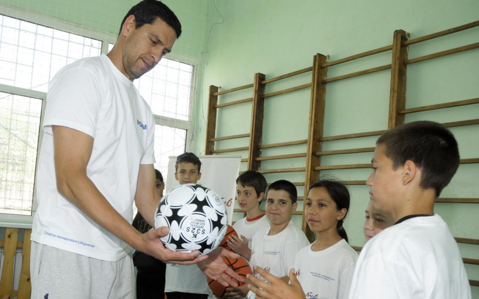 Евгени Иванов възпитава в колективен дух децата в столично училище