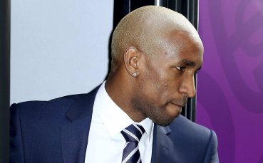 Трагична вест върна внезапно Дефоу в Англия