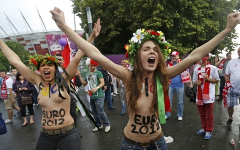 СНИМКИ: Активистките от Femen с нов протест пред националния стадион във Варшава