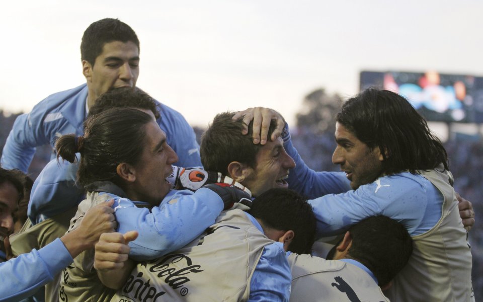 ВИДЕО: Уругвай се наложи над Перу със спорен първи гол, Еквадор победи Колумбия