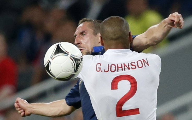 Защитник на Англия играе на обезболяващи