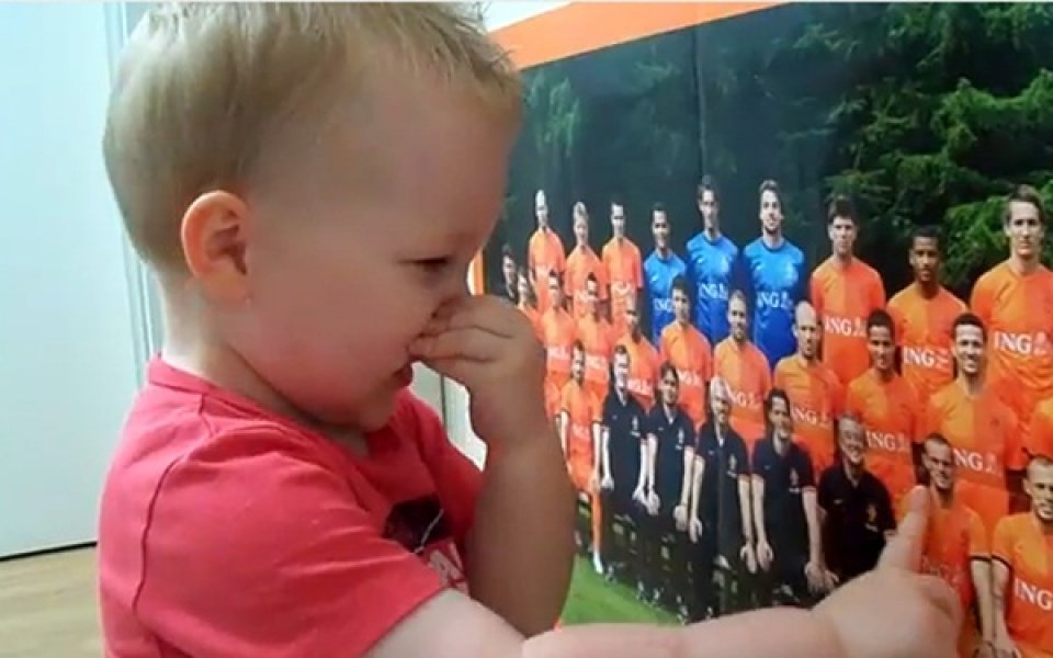 ВИДЕО: Уникален сладур, 2-годишният Ноа вече познава холандците