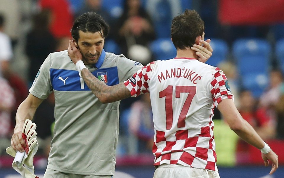 ВИДЕО: Хърватия с единия крак на четвъртфинал, пребори и Италия