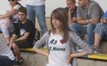 ВИДЕО: Фенка на Левски: „Аз обичам П. Илиев”, разочарована, че националът не тренира