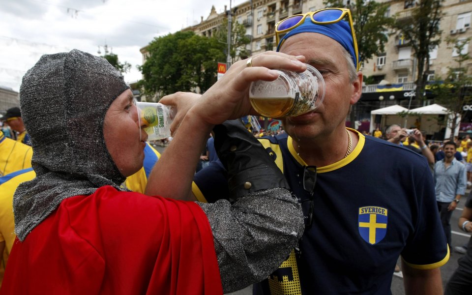 Милицията в Киев извади водометни машини около стадиона в Киев, за Англия - Швеция