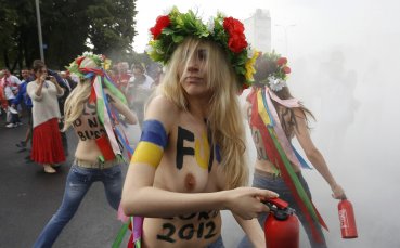 Украинските феминистки отвърнаха на ареста с торта