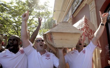 СНИМКИ: Английските фенове спретнаха траурно шествие
