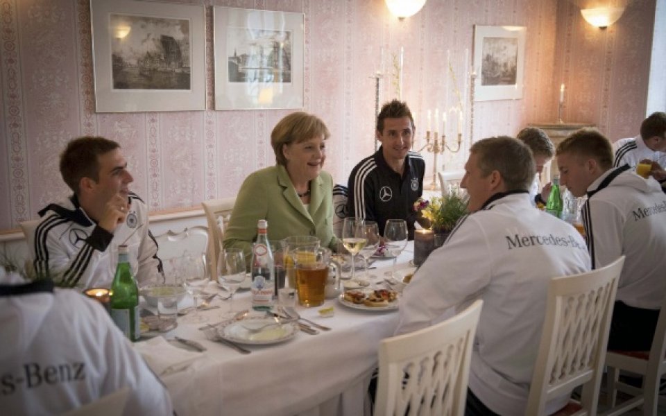 Ангела Меркел ще присъства на мача между Германия и Гърция