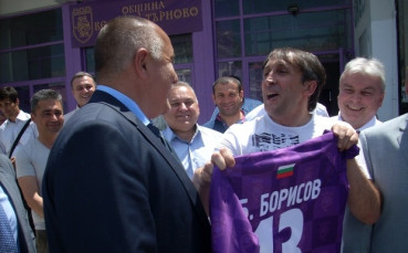 Подариха на Бойко Борисов фланелка на Етър с любимия му №13