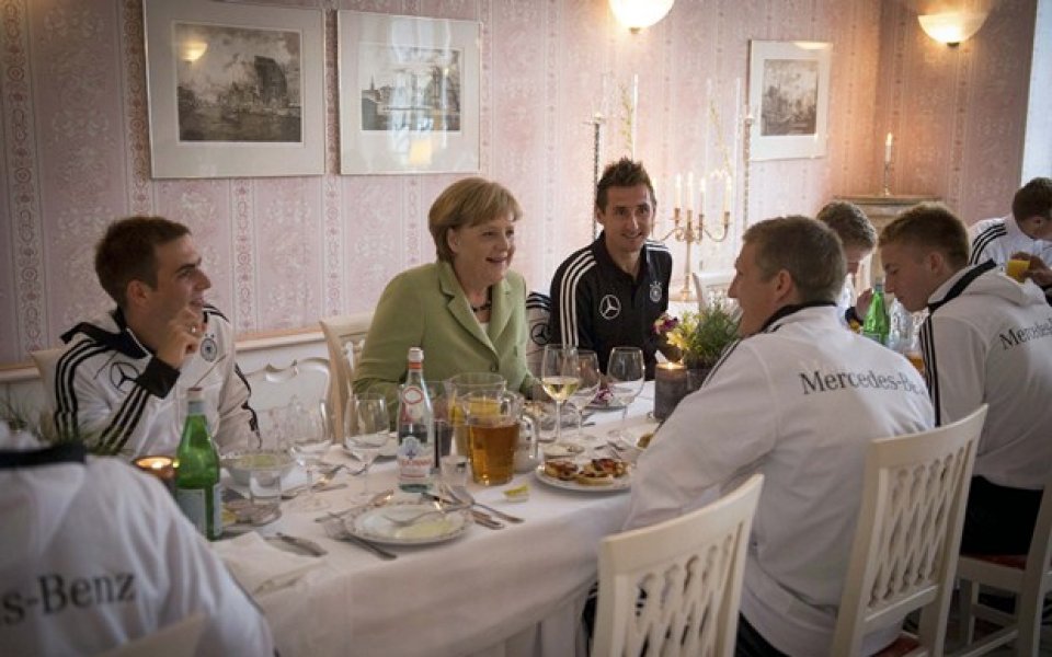 Ангела Меркел посети съблекалнята на Германия, завари Швайнщайгер под душа