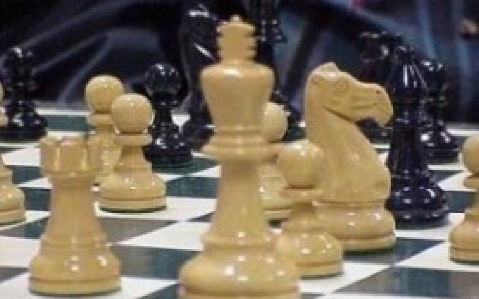 Карякин надви Карлсен, поведе за шахматната корона