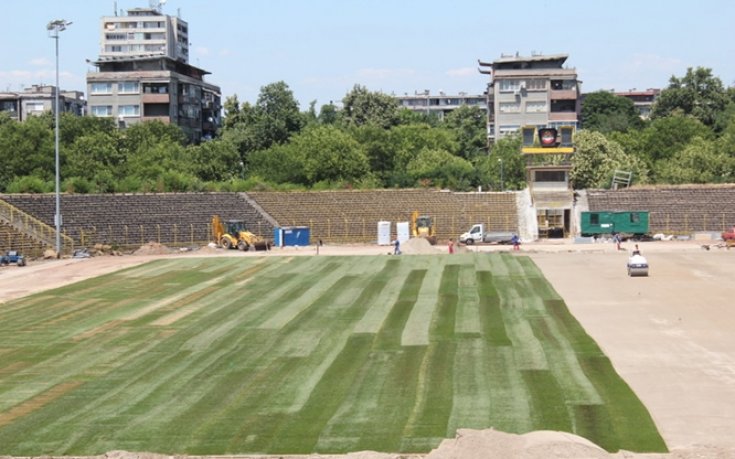 Тревата на Колежа ще е постлана до края на седмицата