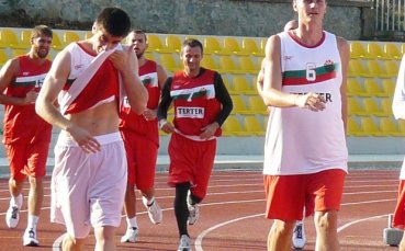 Лагерът на баскетболистите стартира сладко, с празник