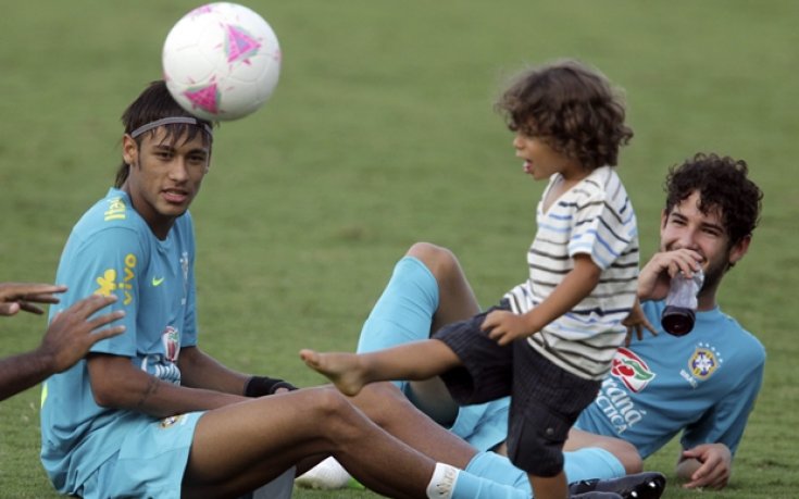 Пато няма да напуска Милан, потвърди агентът му