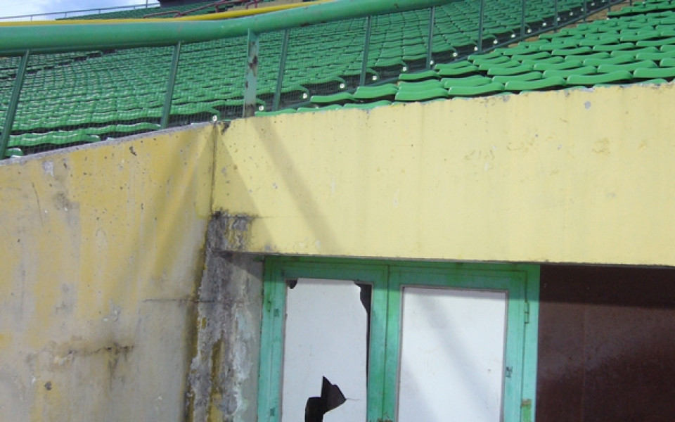 СНИМКИ: Опасен стадион очаква феновете на Левски