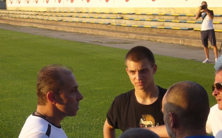 ФОТО: Илиан Илиев разговаря с фенове на терена, опита се да ги успокои