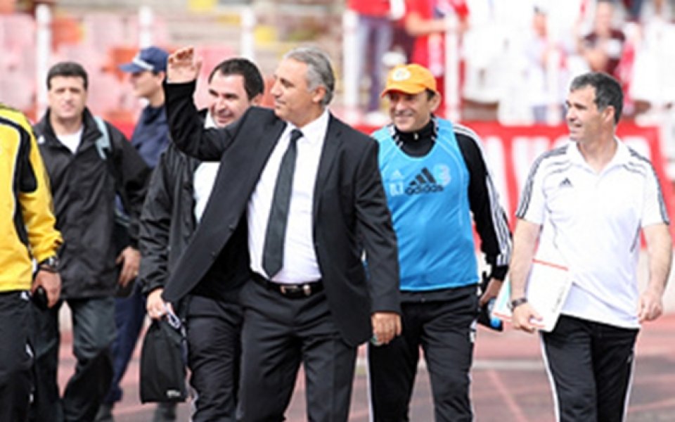 Стоичков се връща на терена, играе срещу ловешките Каталунци