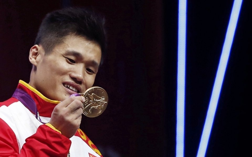 Китаец стана олимпийски шампион при вдигането на тежести в категория до 77 кг, постави два рекорда