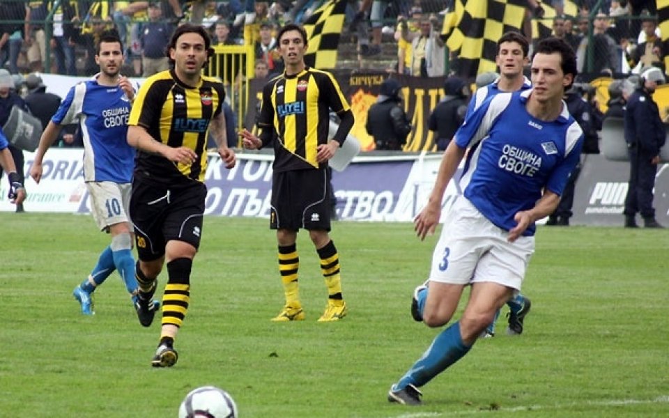 Ботев разгроми албанци при представянето на отбора, фенове на „канарчетата“ нахлуха на терена