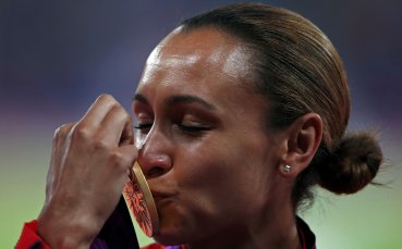 Джесика Енис пропуска 100 метра с препятствия