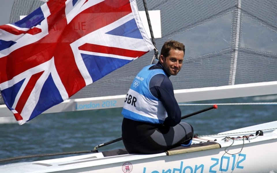Британец стана олимпийски шампион в клас „Фин“, стана легенда във ветроходството