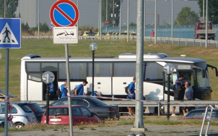 СНИМКИ: Националите влачиха сакове заради заграденото летище в София