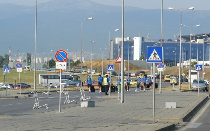 СНИМКИ: Националите влачиха сакове заради заграденото летище в София