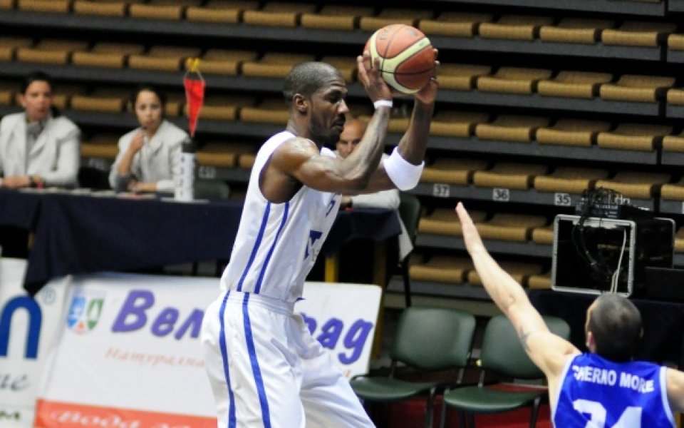 Звездата на Левски подписа в Ливан