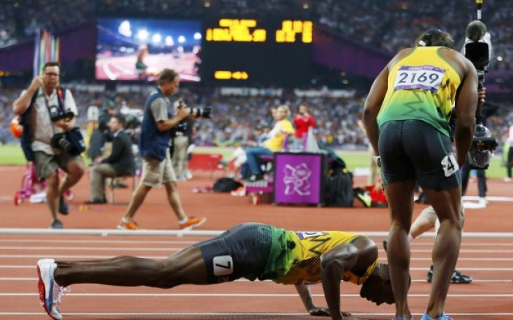 Кубински боксьор отпразнува титлата си като Болт