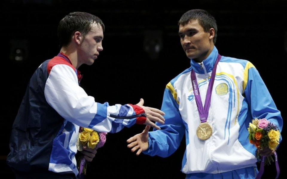 Казахстанец разби представител на домакините за злато в бокса