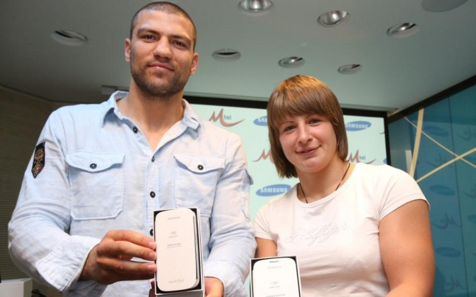 Наградиха Станка Златева и Тервел Пулев с гравирани смартфони