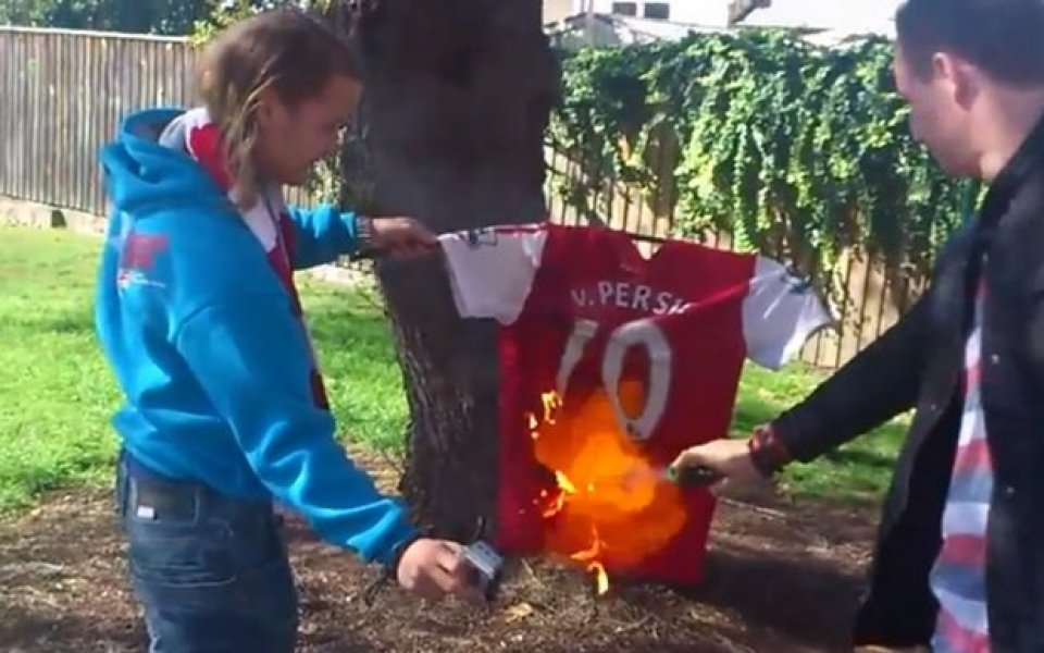 ВИДЕО: Феновете на Арсенал масово горят фланелки на Ван Перси