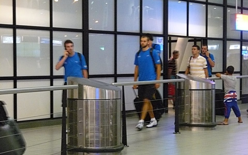 Националите се прибраха по нощите, пробват да забравят загубата и мислят за Германия