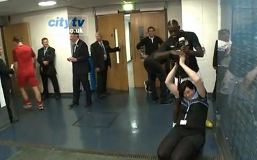 ВИДЕО: Марио Балотели скрои шапка на фотографка