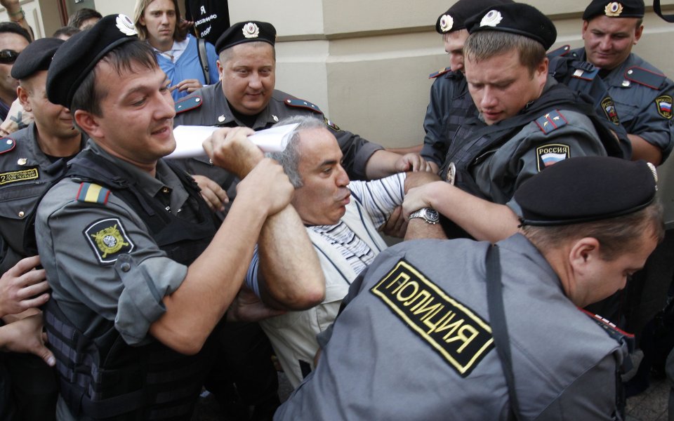 Каспаров е заплашен от 5 г. затвор за ухапване на полицай
