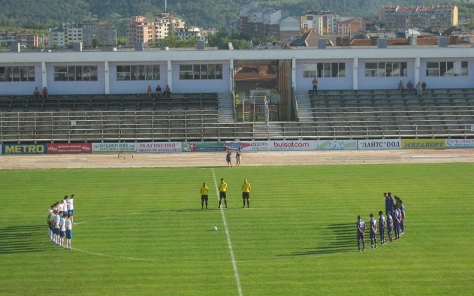 Етър и Светкавица почетоха Кано Коцев, тежка контузия помрачи мача