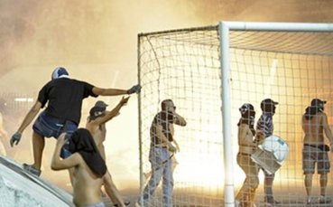 ВИДЕО: Гръцката полиция арестува 7 австрийци след ексцесиите на ПАОК - Рапид Виена