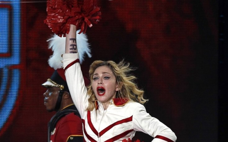 СНИМКИ: Мажоретката Мадона предизвика критична вълна