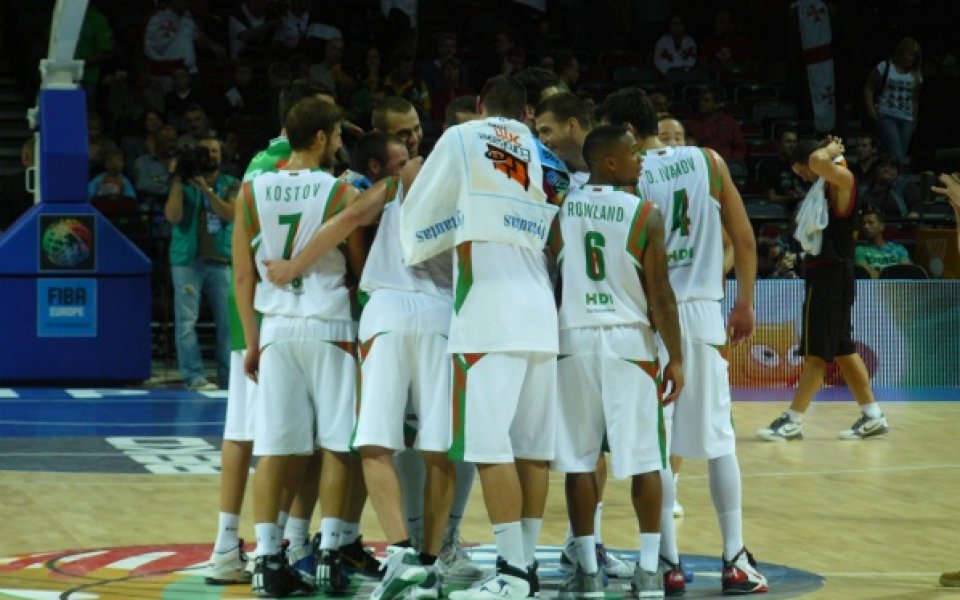 България опряна до стената, празно лято чука на вратата