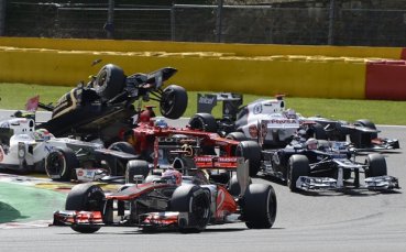 СНИМКИ: Страховит сблъсък изхвърли Хамилтън и Алонсо още в първите метри на 